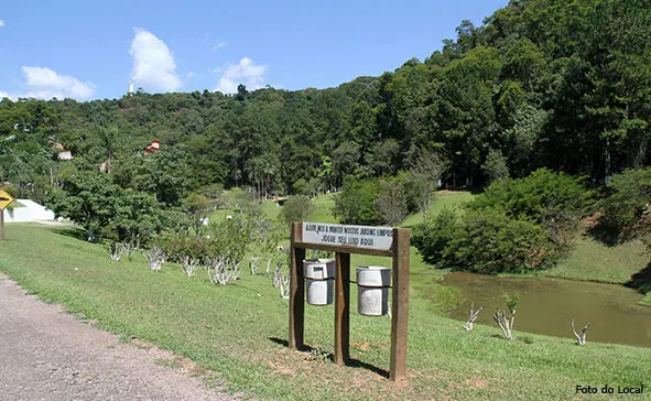 Área verde com lago e trilha dentro do residencial